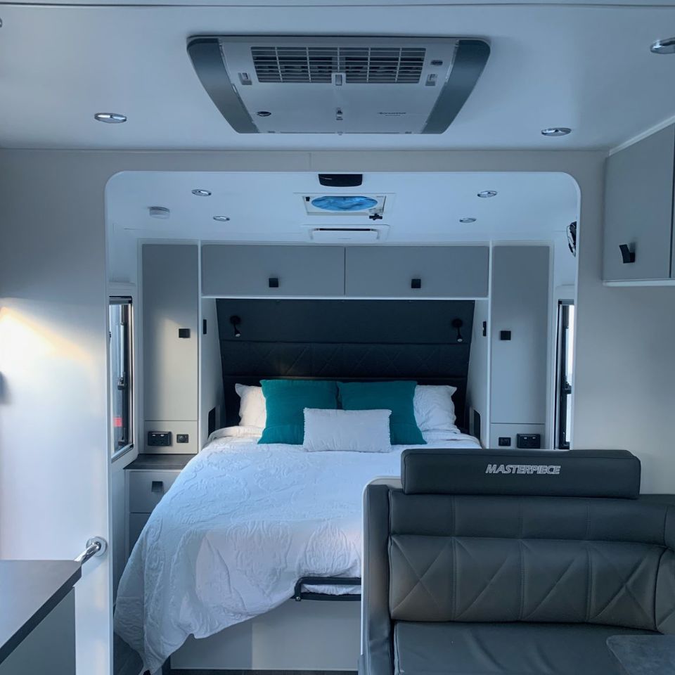 Masterpiece Performance 22' Centre Door Dinette