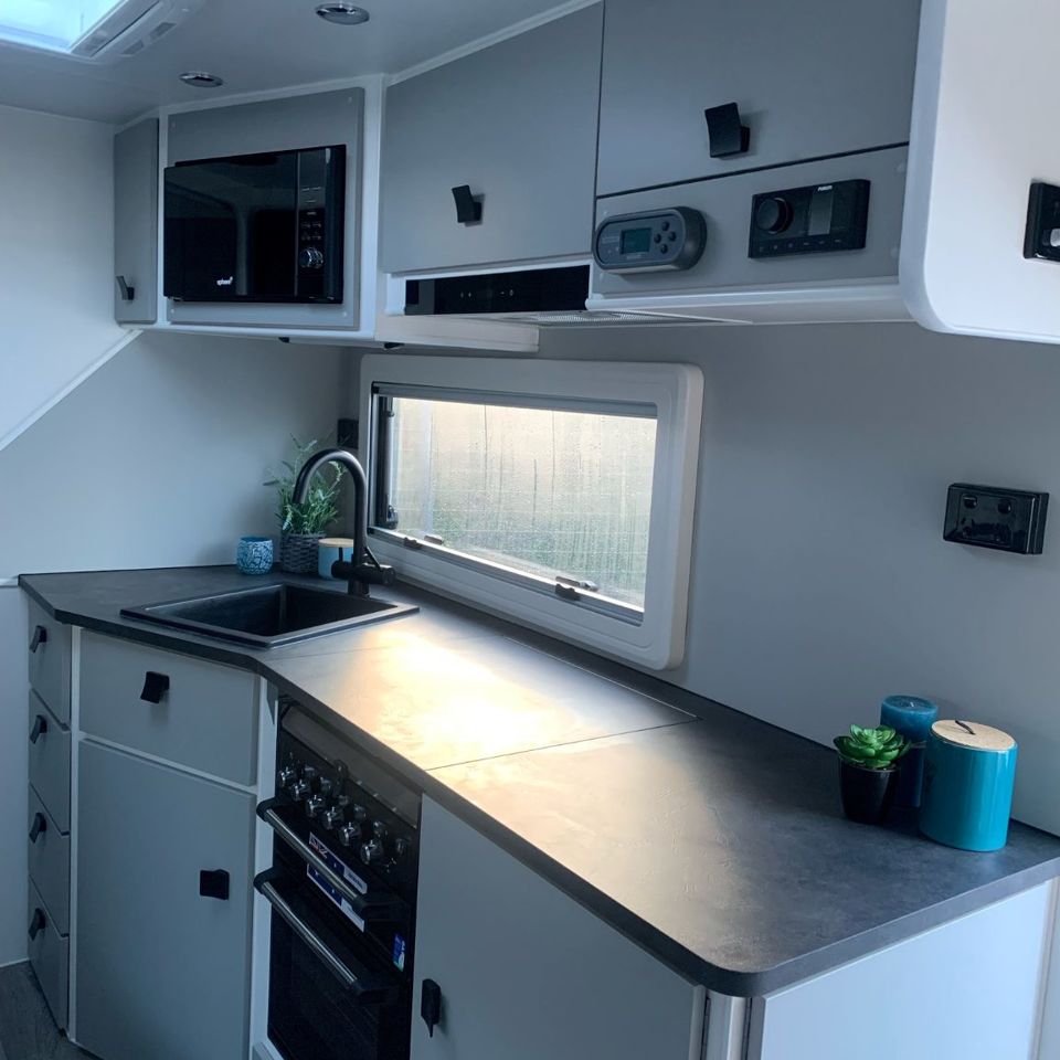 Masterpiece Performance 22' Centre Door Dinette