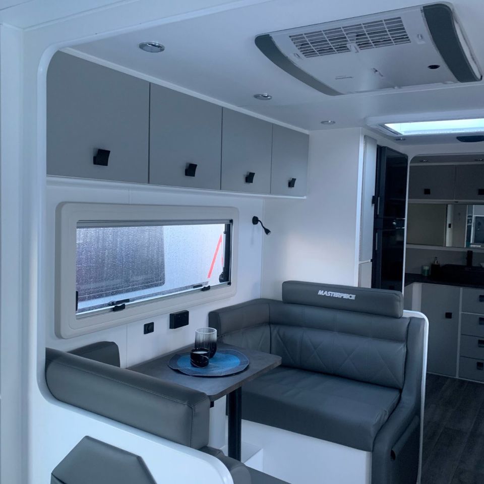 Masterpiece Performance 22' Centre Door Dinette