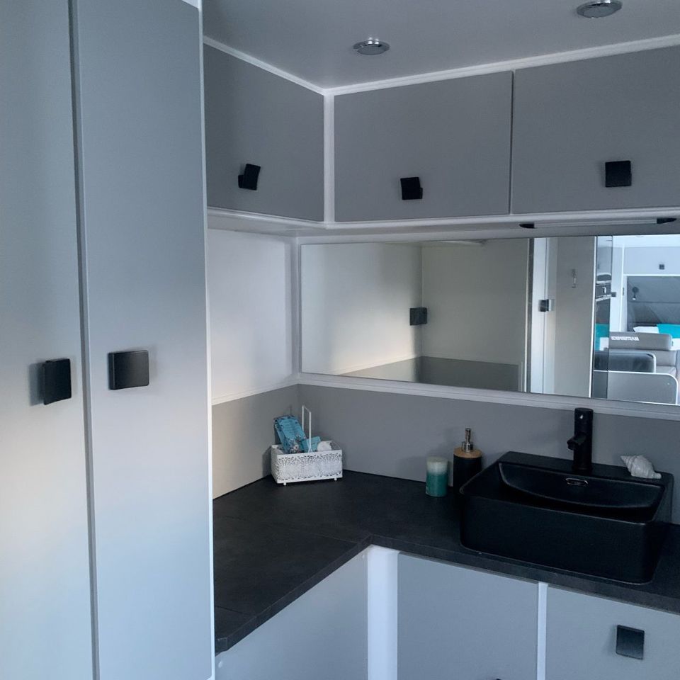Masterpiece Performance 22' Centre Door Dinette