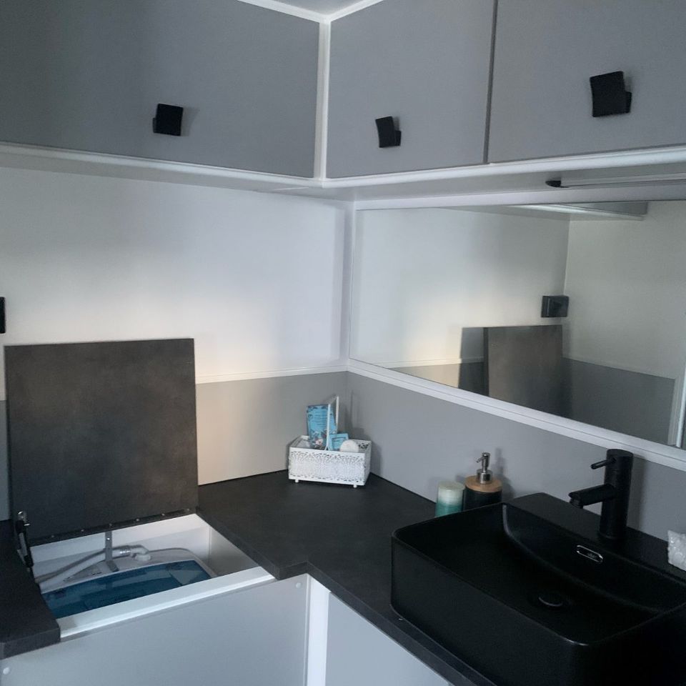 Masterpiece Performance 22' Centre Door Dinette