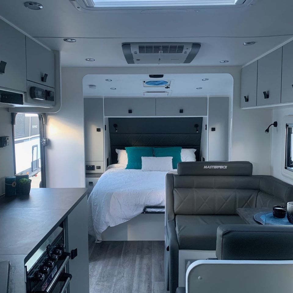 Masterpiece Performance 22' Centre Door Dinette