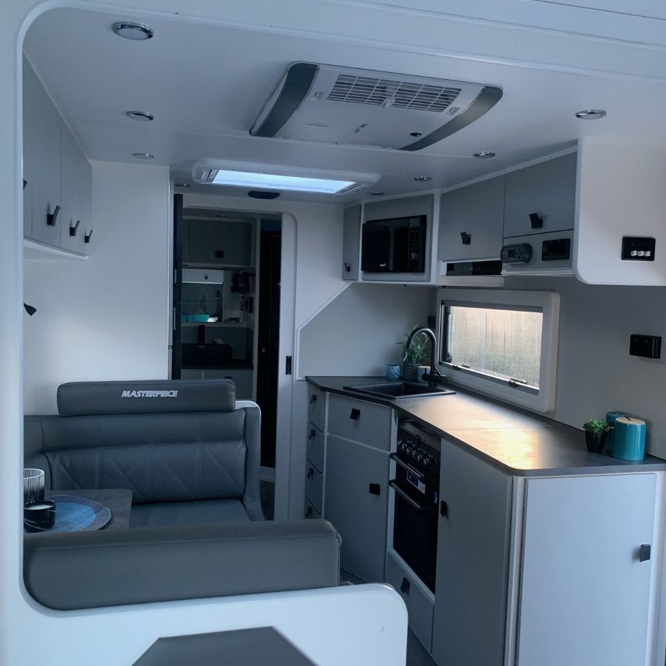 Masterpiece Performance 22' Centre Door Dinette