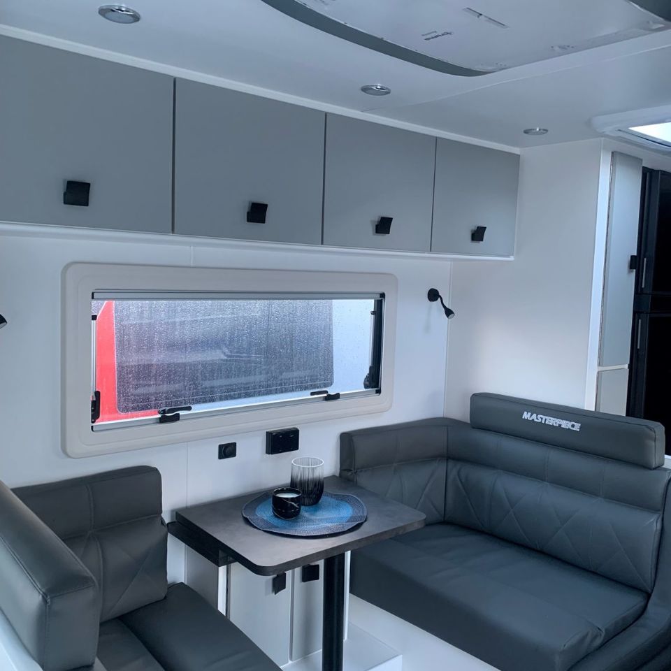 Masterpiece Performance 22' Centre Door Dinette