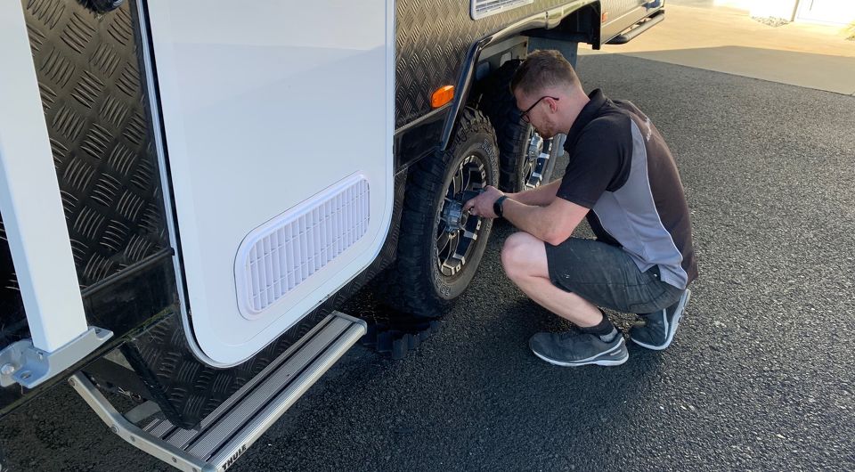 Service team member checking tyre pressure