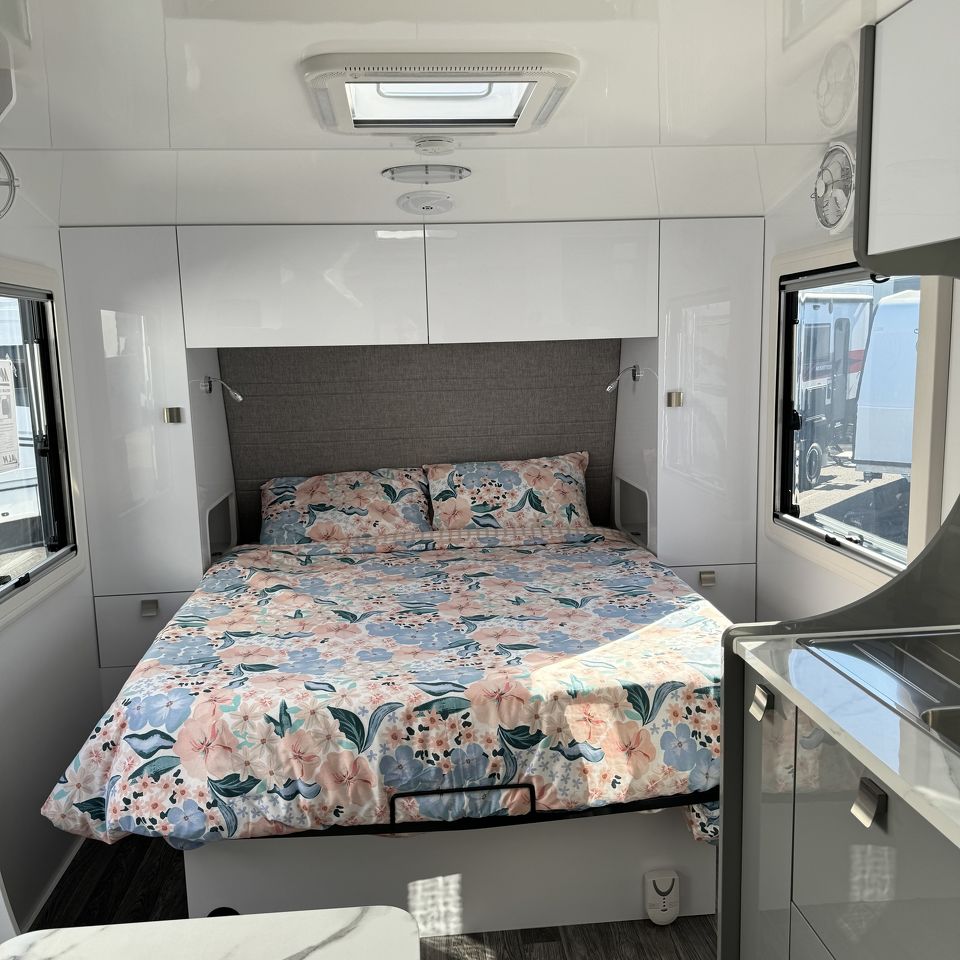 2024 Millard MFlow 17'6 Centre Door L-Lounge