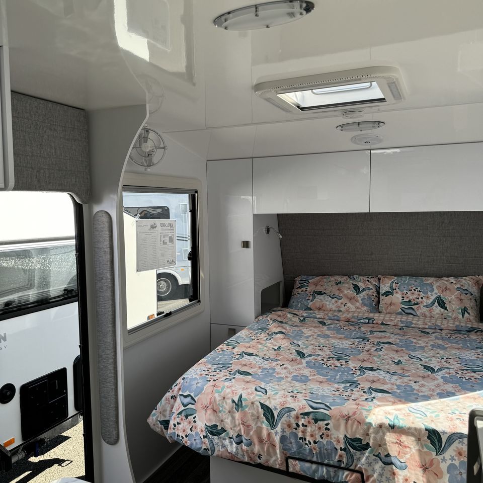2024 Millard MFlow 17'6 Centre Door L-Lounge