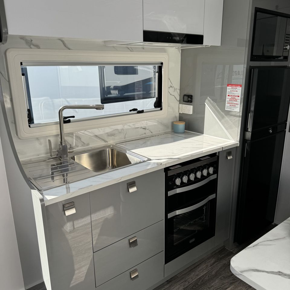 2024 Millard MFlow 17'6 Centre Door L-Lounge