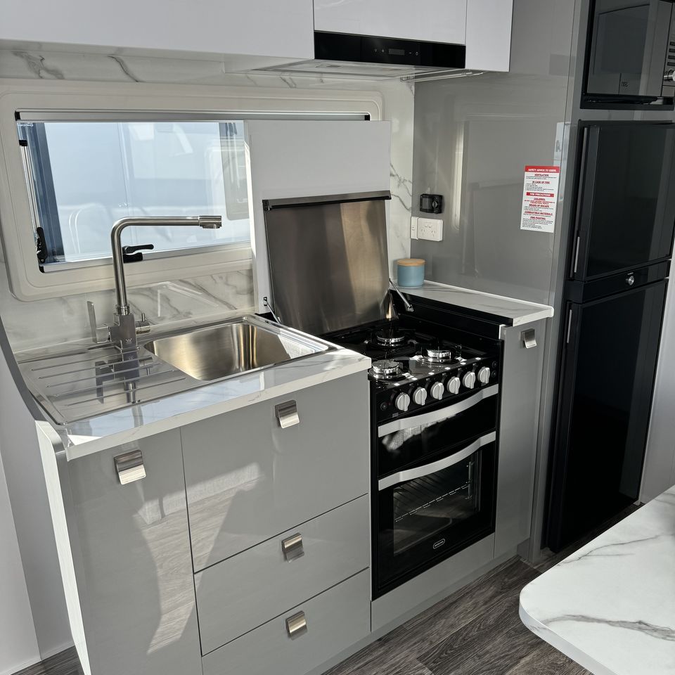 2024 Millard MFlow 17'6 Centre Door L-Lounge