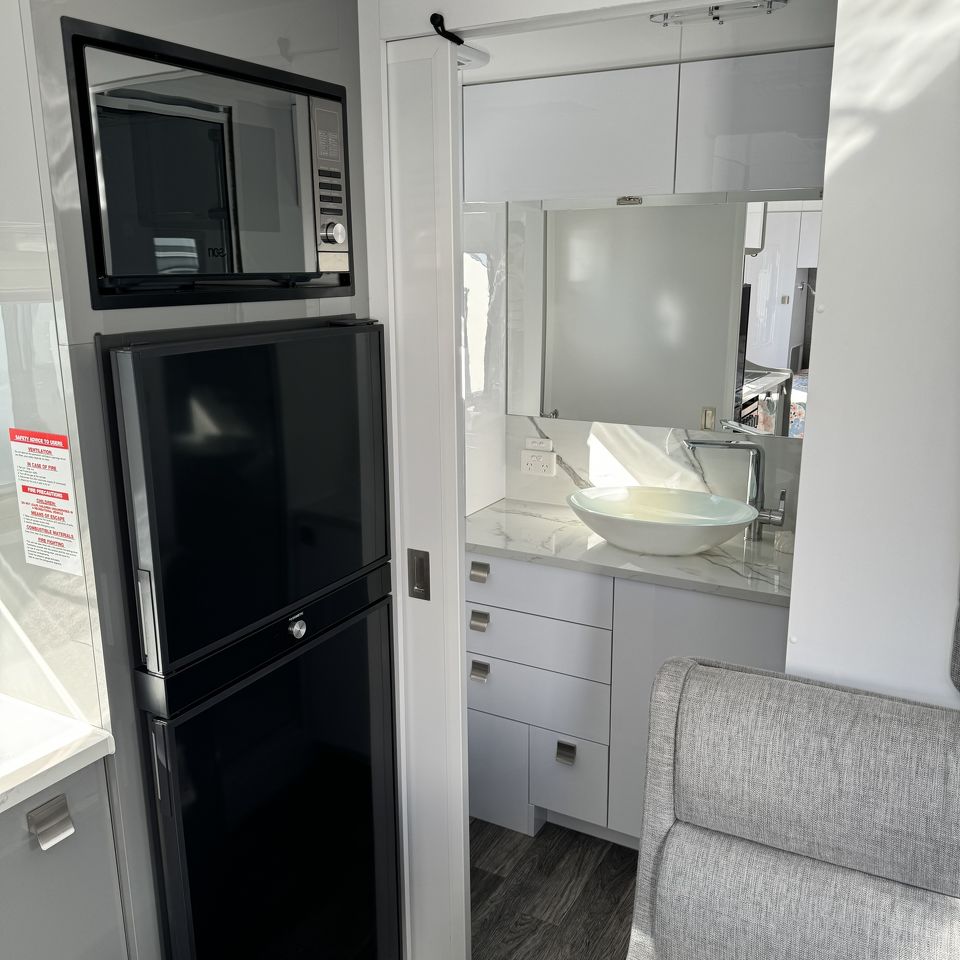 2024 Millard MFlow 17'6 Centre Door L-Lounge