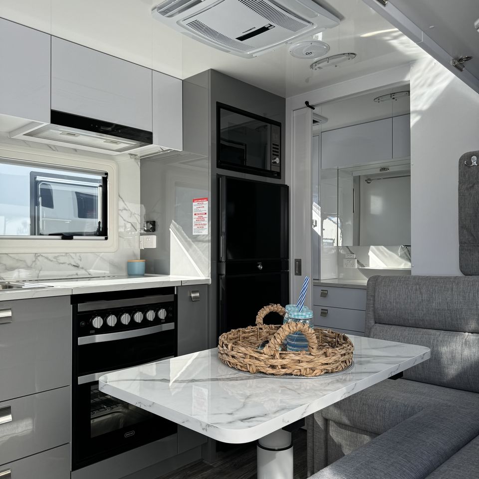 2024 Millard MFlow 17'6 Centre Door L-Lounge