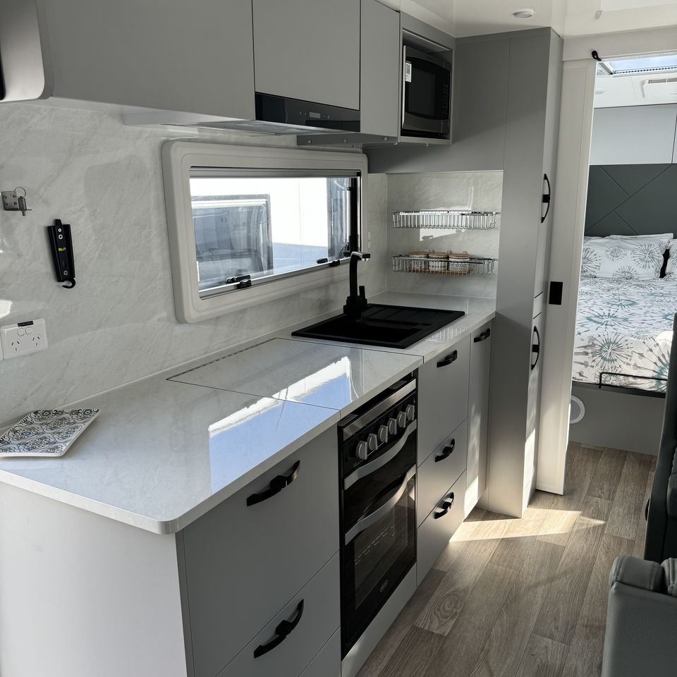 Millard Toura-X All Terrain 20'6 Rear Door Dinette