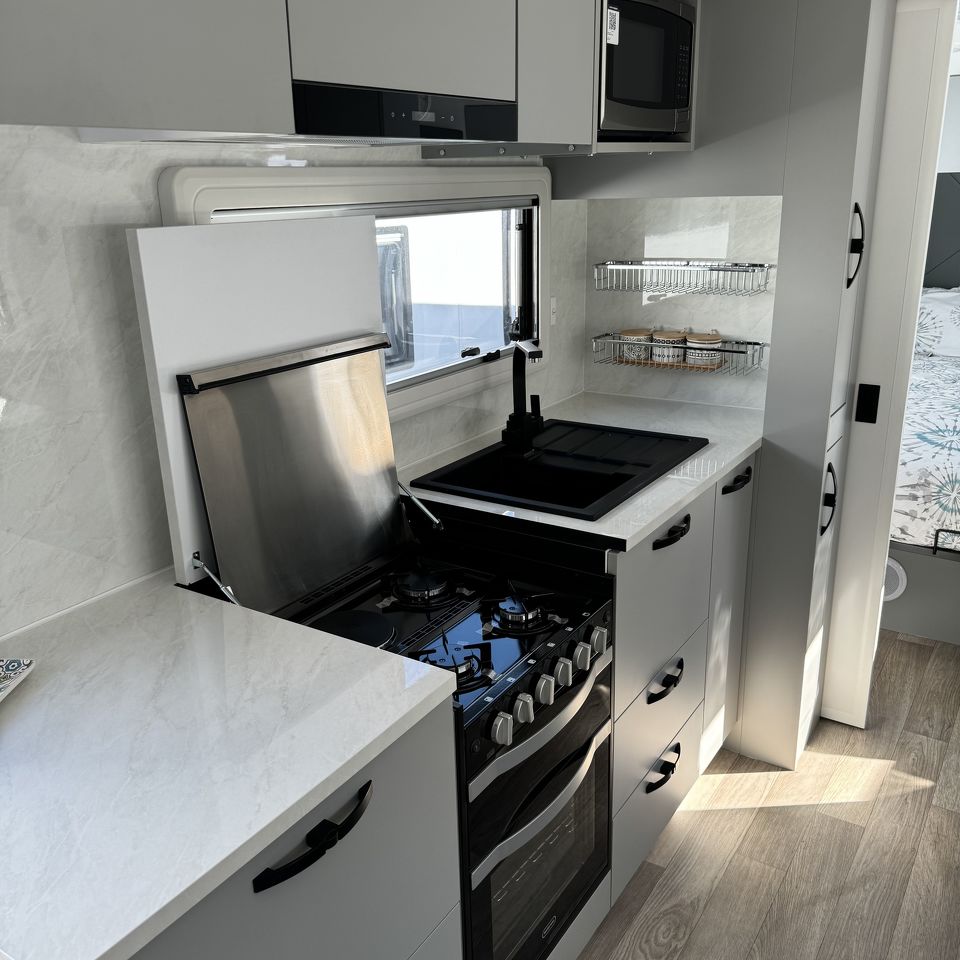 Millard Toura-X All Terrain 20'6 Rear Door Dinette