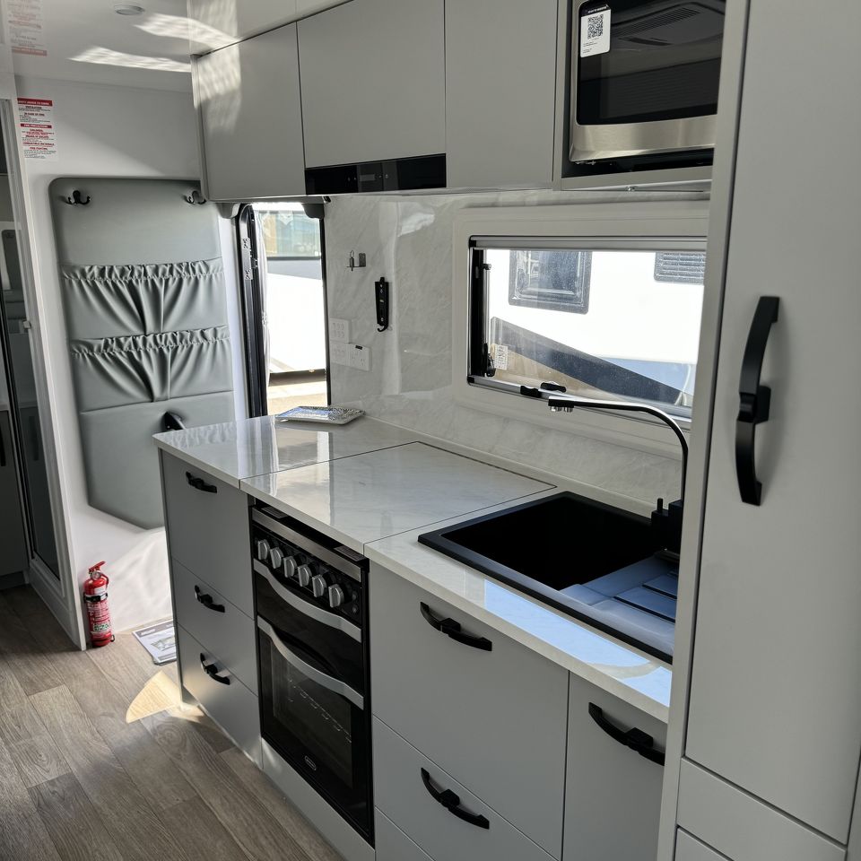 Millard Toura-X All Terrain 20'6 Rear Door Dinette