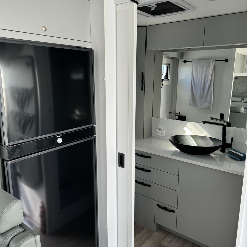 Millard Toura-X All Terrain 20'6 Rear Door Dinette