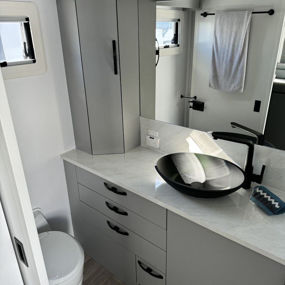 Millard Toura-X All Terrain 20'6 Rear Door Dinette