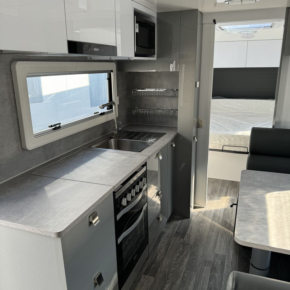 2024 Millard MFlow 21'6 Rear Door Side Club Lounge