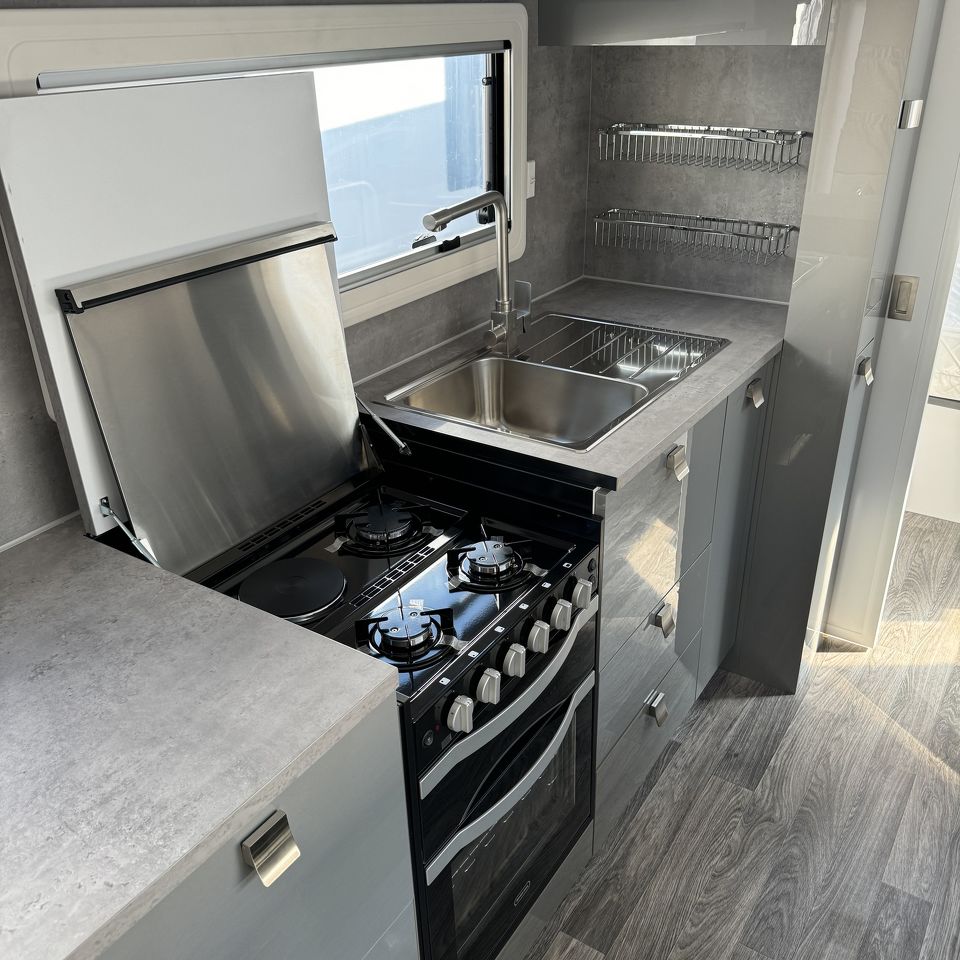 2024 Millard MFlow 21'6 Rear Door Side Club Lounge