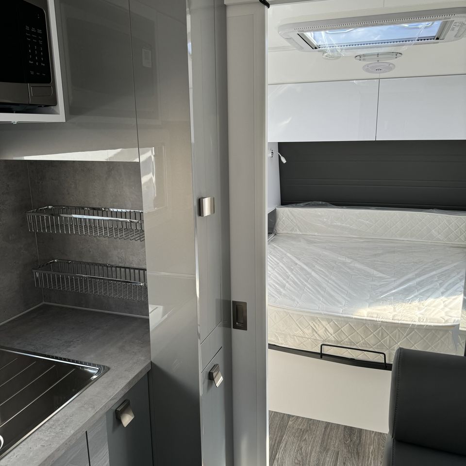 2024 Millard MFlow 21'6 Rear Door Side Club Lounge