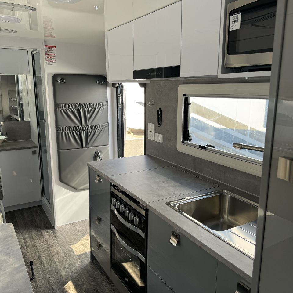 2024 Millard MFlow 21'6 Rear Door Side Club Lounge
