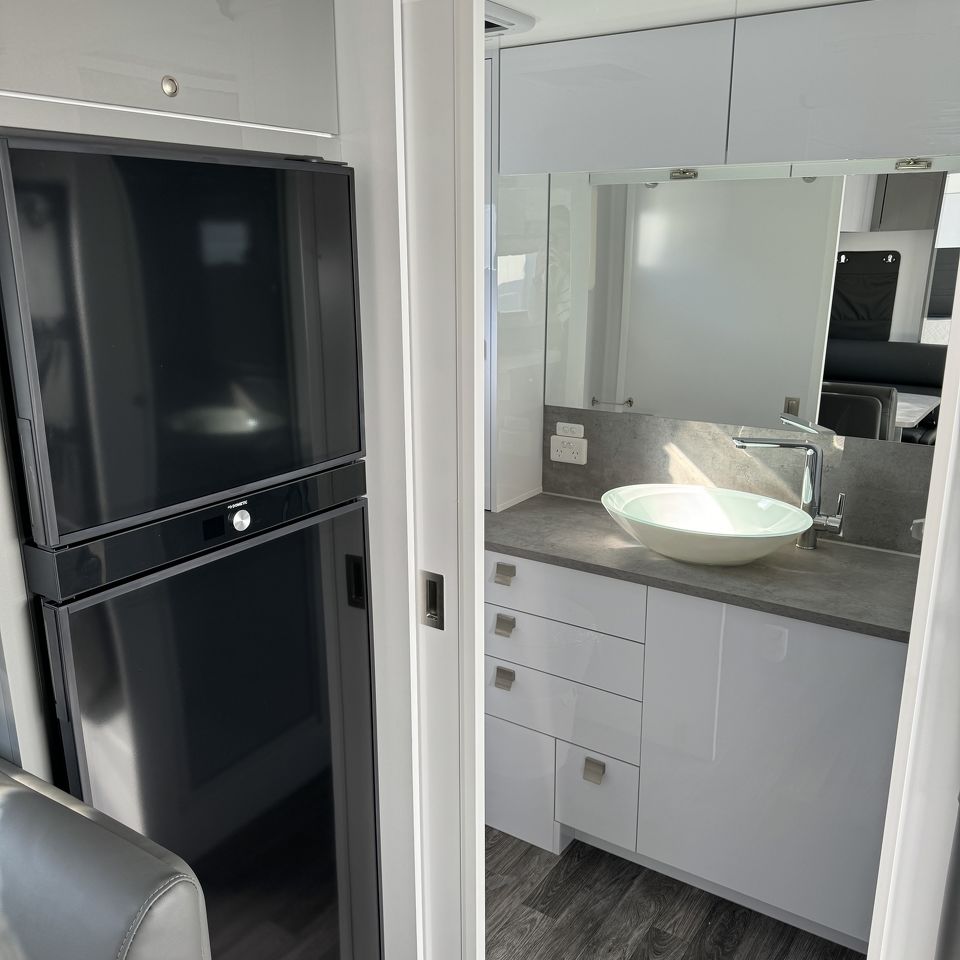 2024 Millard MFlow 21'6 Rear Door Side Club Lounge