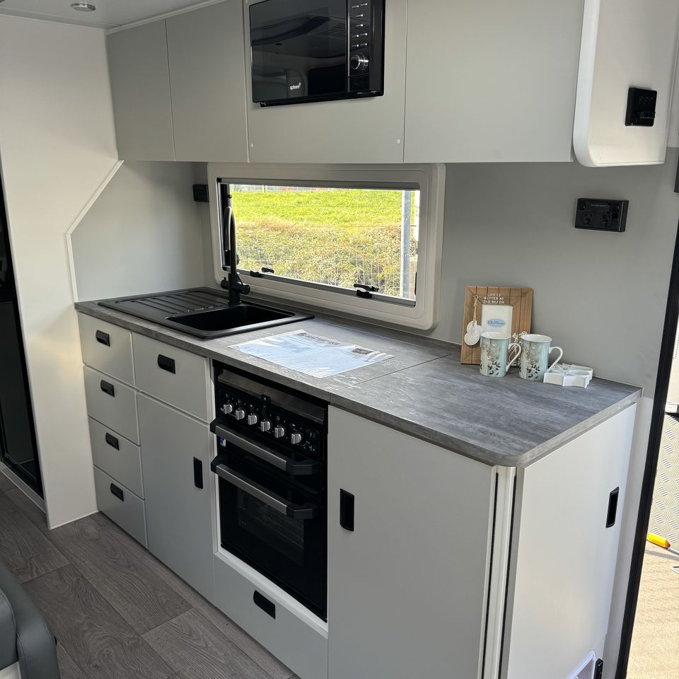 Masterpiece Performance 19'6 Centre Door Dinette