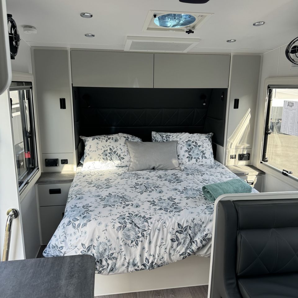 Masterpiece Performance 19'6 Centre Door Dinette