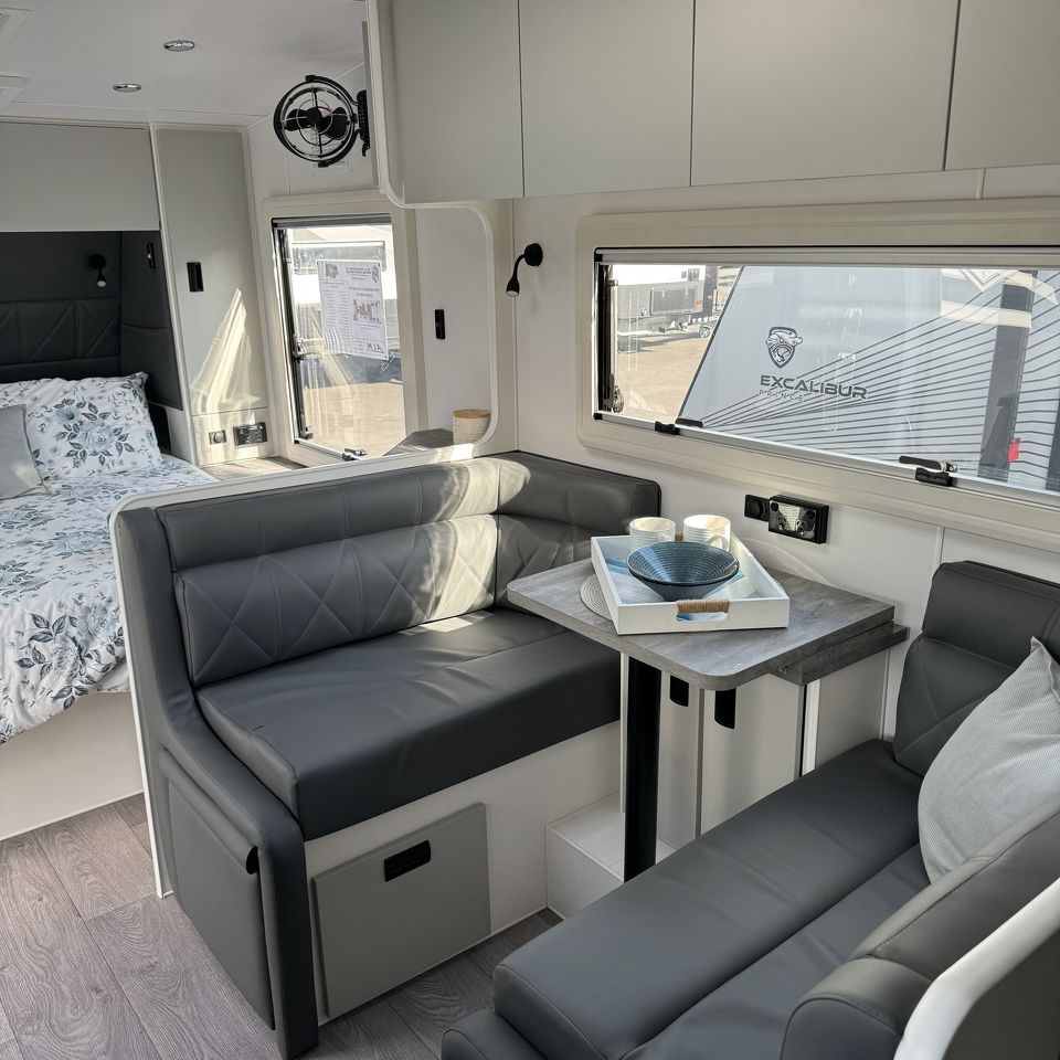Masterpiece Performance 19'6 Centre Door Dinette