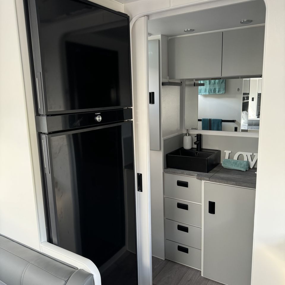 Masterpiece Performance 19'6 Centre Door Dinette