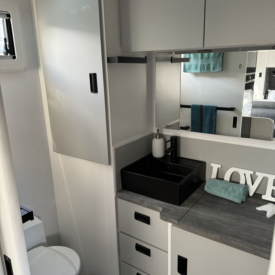 Masterpiece Performance 19'6 Centre Door Dinette