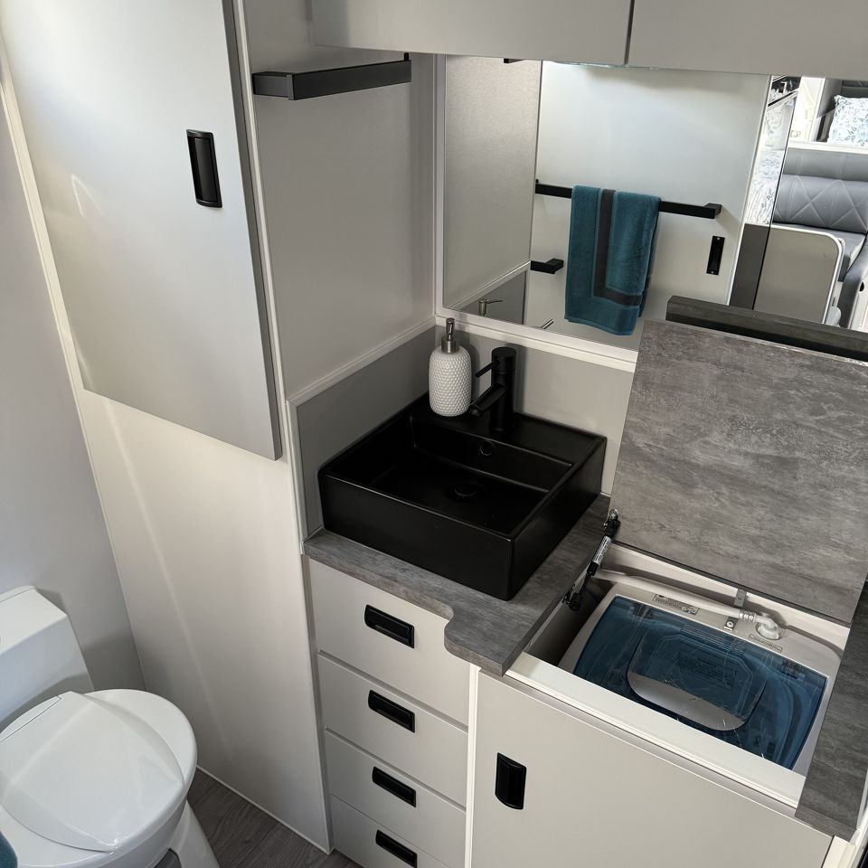 Masterpiece Performance 19'6 Centre Door Dinette