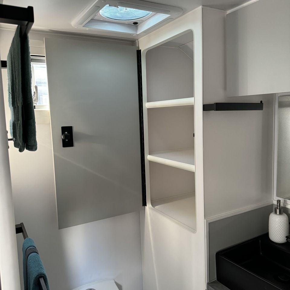 Masterpiece Performance 19'6 Centre Door Dinette