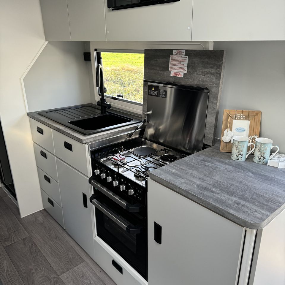 Masterpiece Performance 19'6 Centre Door Dinette