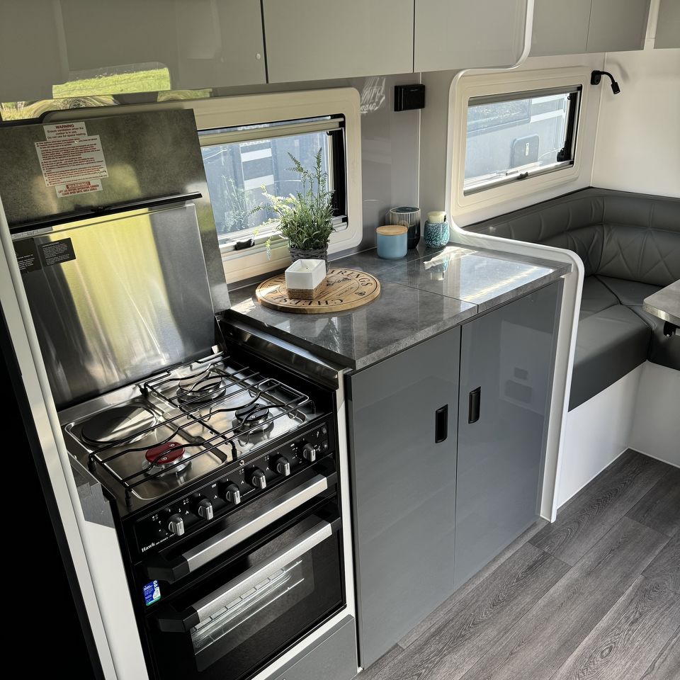 Masterpiece Performance 23' Rear Club Lounge
