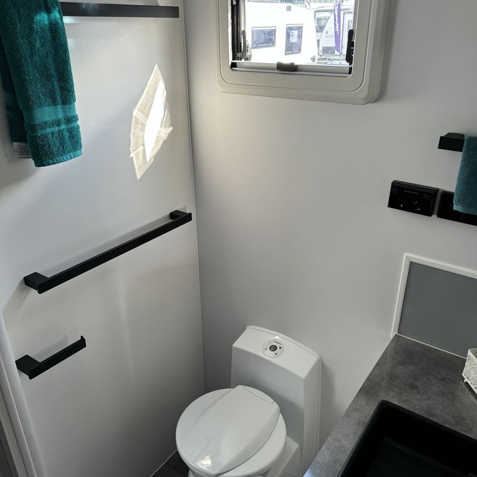 Masterpiece Performance 23' Rear Club Lounge