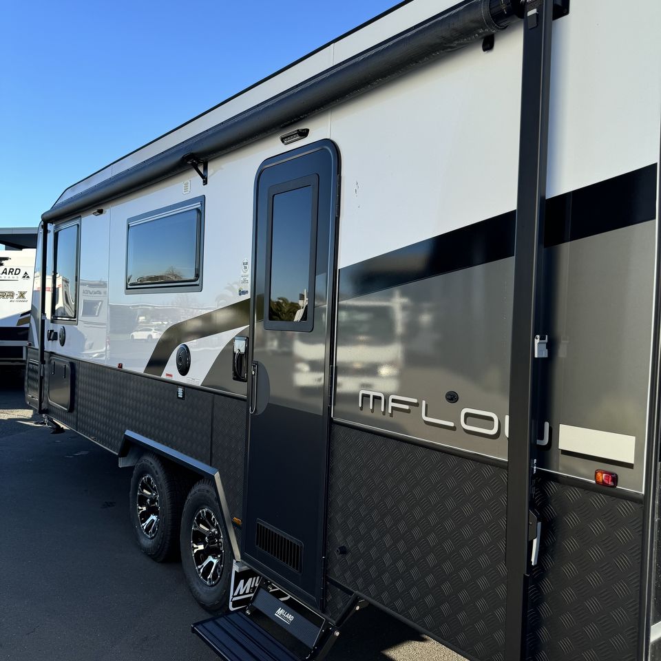 2024 Millard MFlow 21'6 Rear Door Side Club Lounge