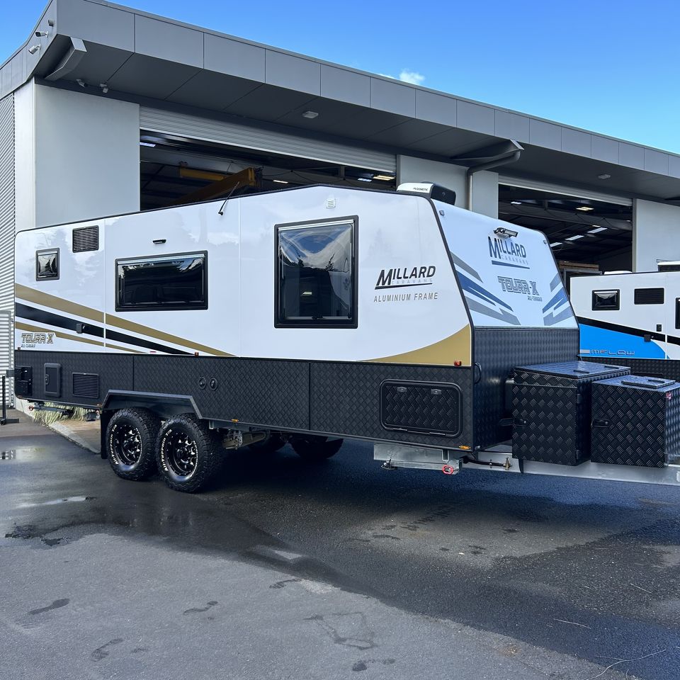 Millard Toura-X All Terrain 20'6 Rear Door Dinette