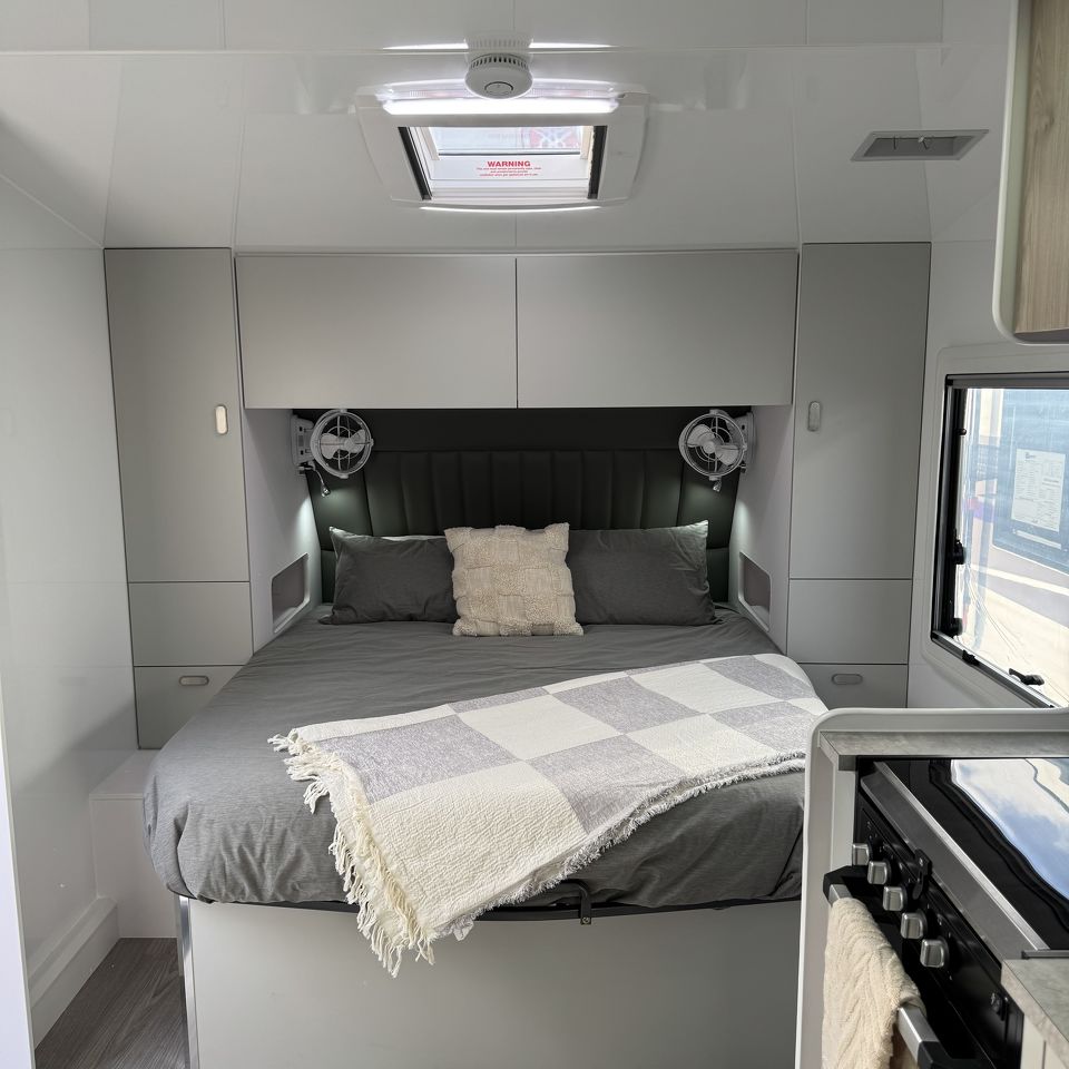 Crusader Musketeer Palace (Family Van)