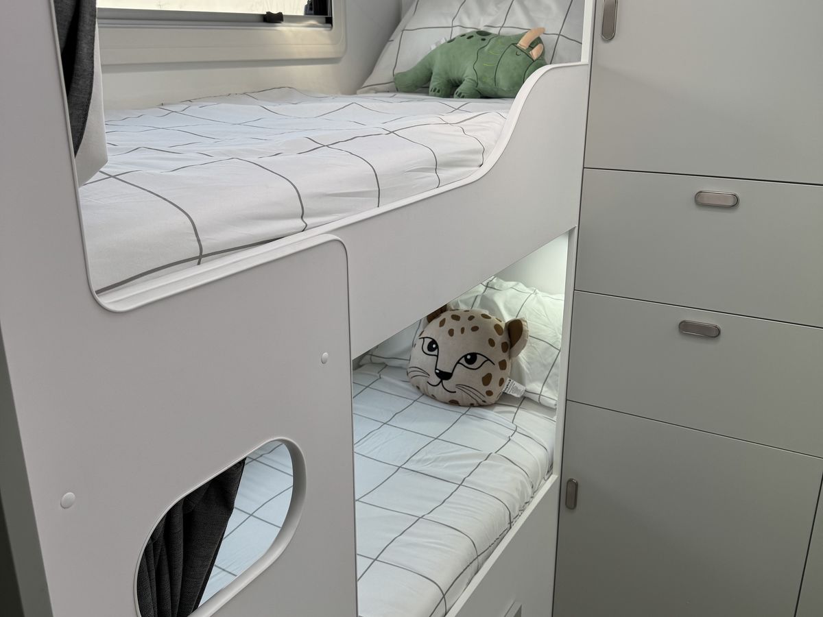 Crusader Musketeer Palace (Family Van)