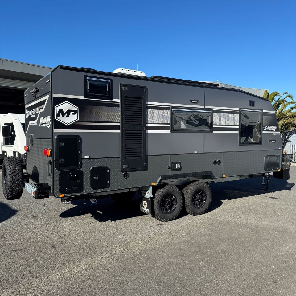 Masterpiece Performance 20'8 Rear Door Dinette