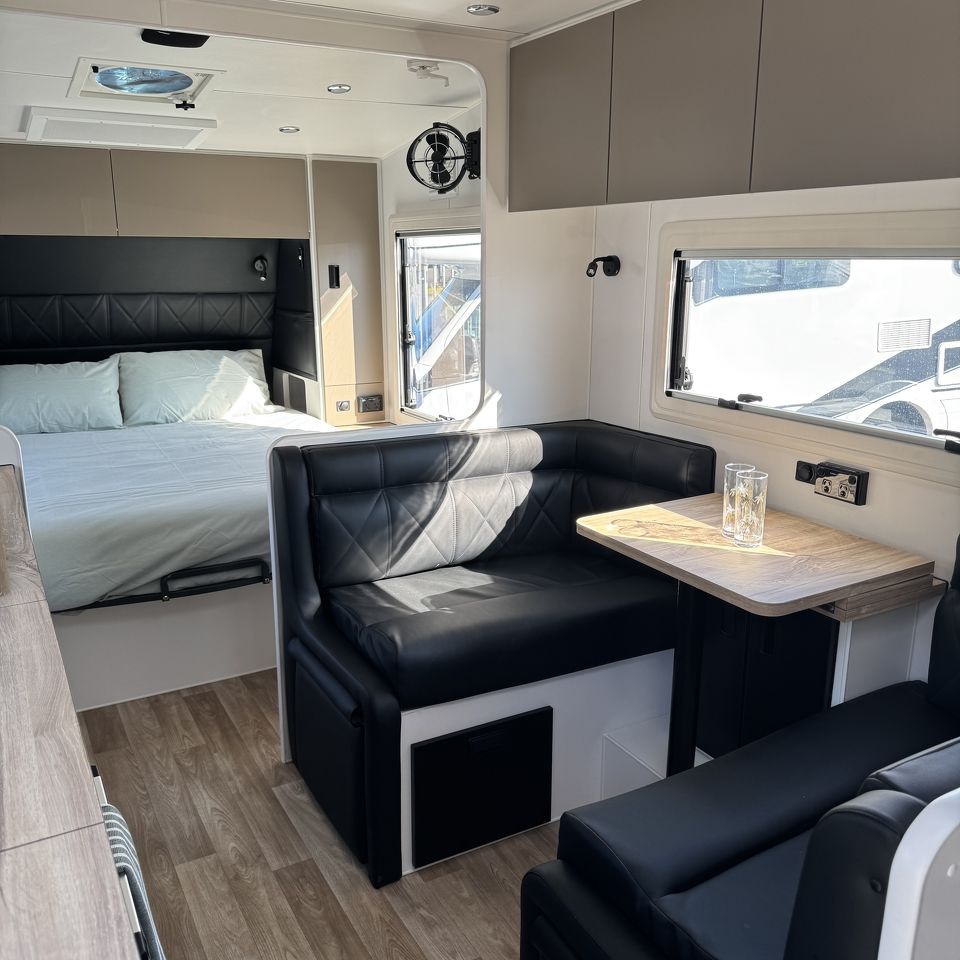 Masterpiece Performance 20'8 Rear Door Dinette