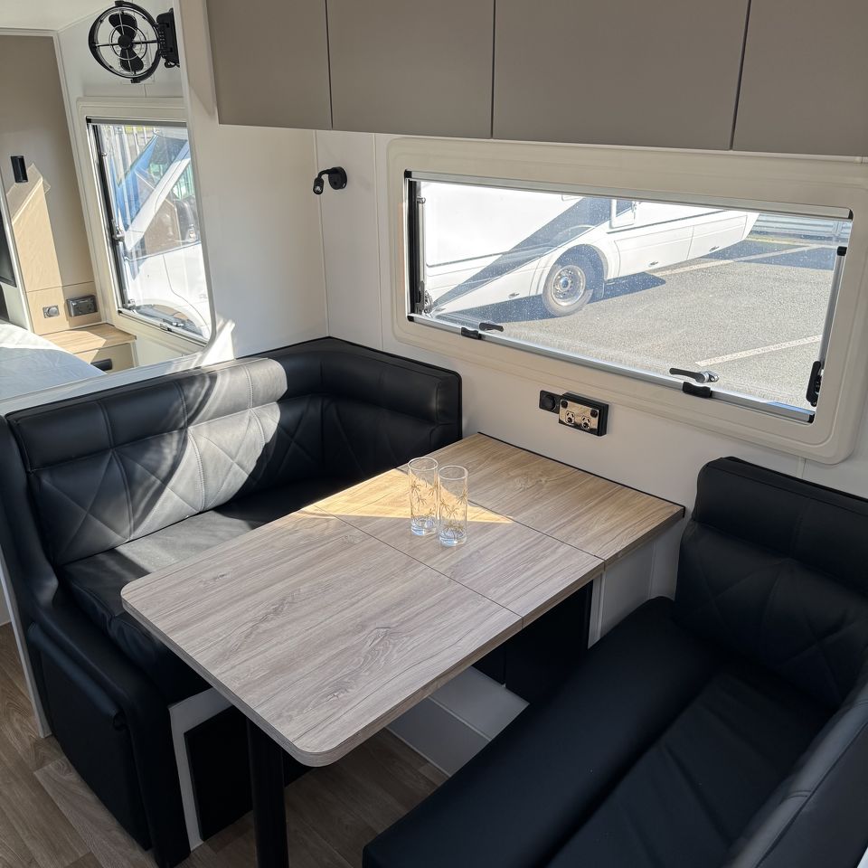 Masterpiece Performance 20'8 Rear Door Dinette