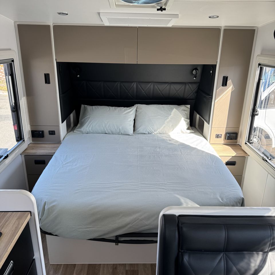 Masterpiece Performance 20'8 Rear Door Dinette