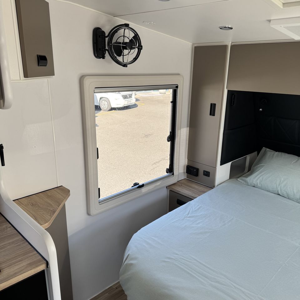 Masterpiece Performance 20'8 Rear Door Dinette