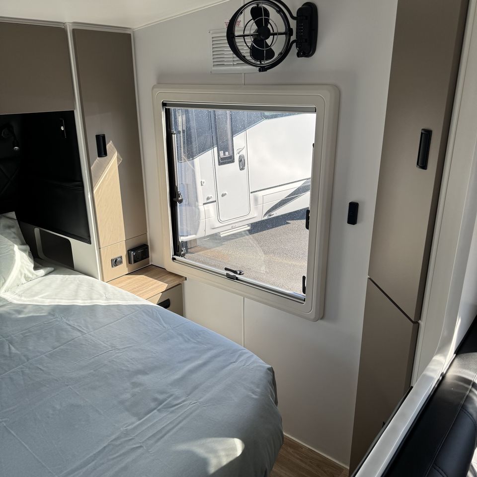 Masterpiece Performance 20'8 Rear Door Dinette