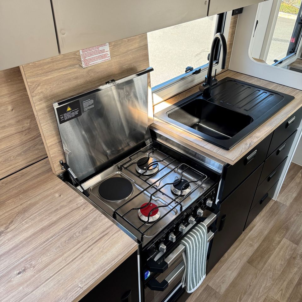 Masterpiece Performance 20'8 Rear Door Dinette