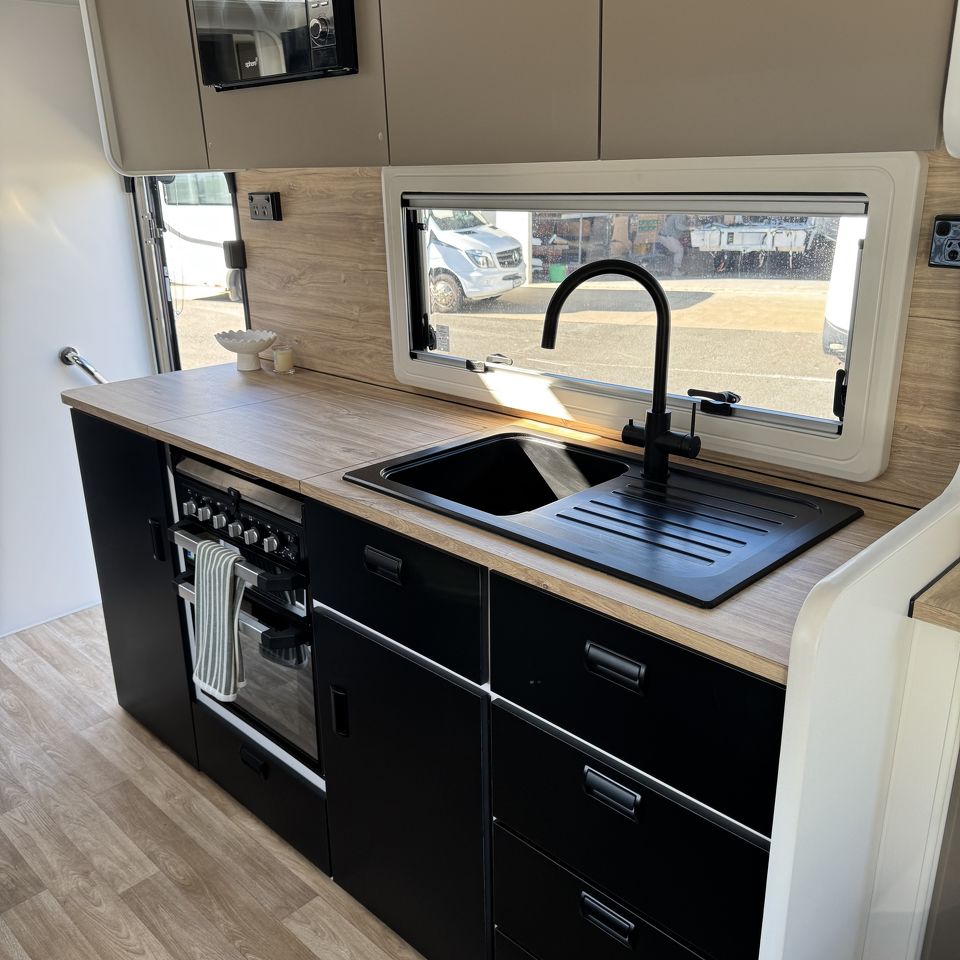 Masterpiece Performance 20'8 Rear Door Dinette