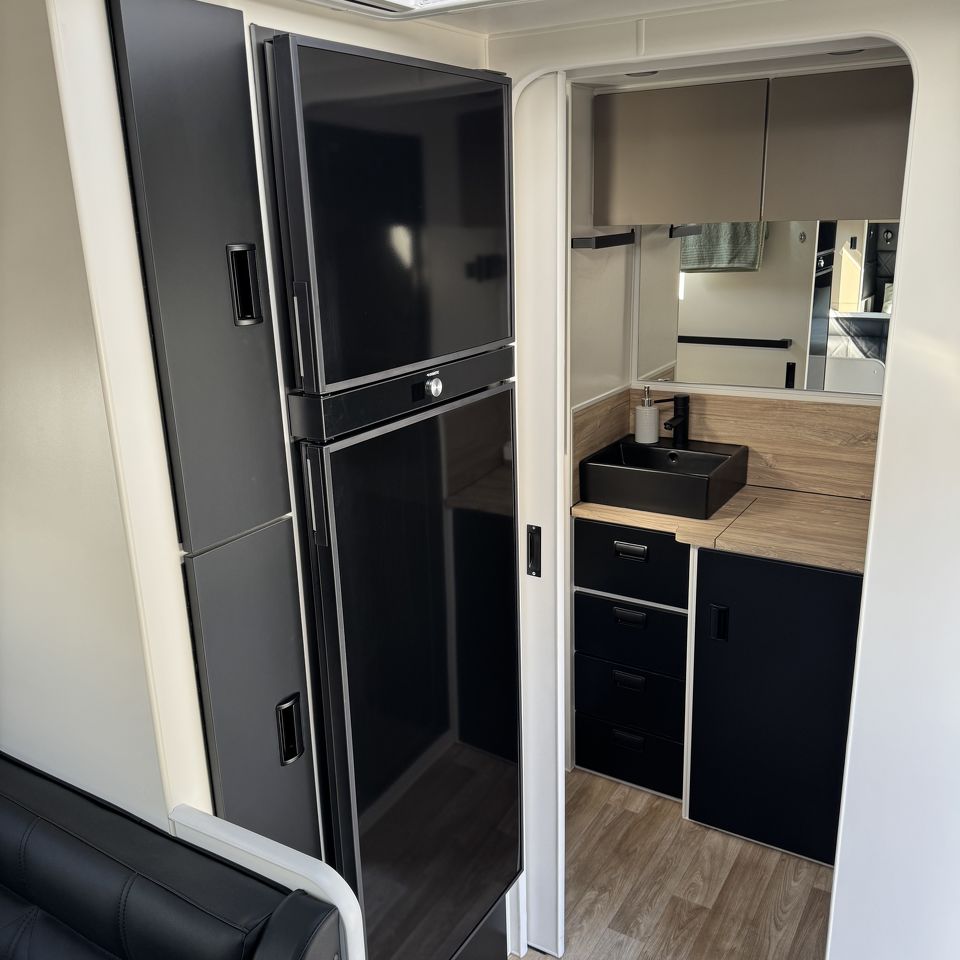 Masterpiece Performance 20'8 Rear Door Dinette