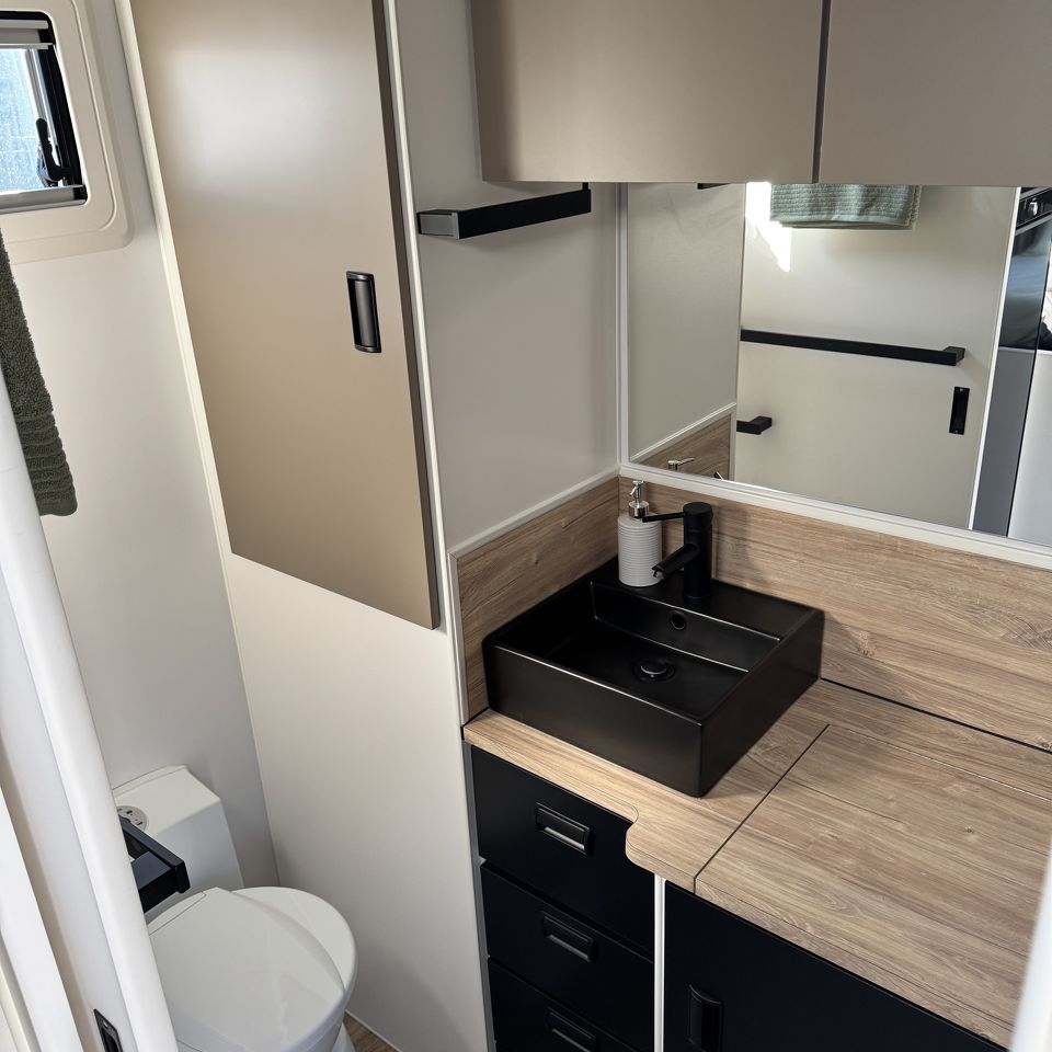 Masterpiece Performance 20'8 Rear Door Dinette