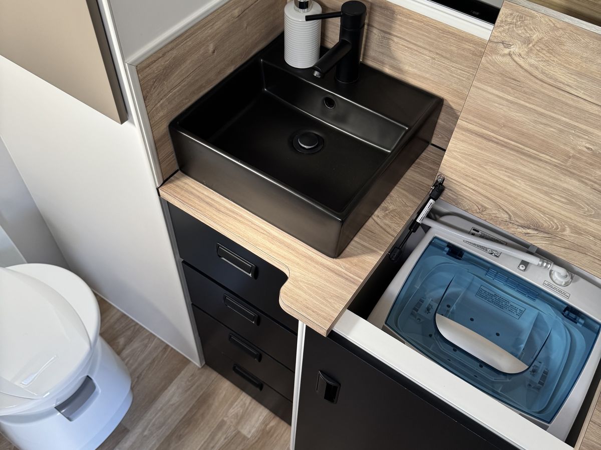 Masterpiece Performance 20'8 Rear Door Dinette